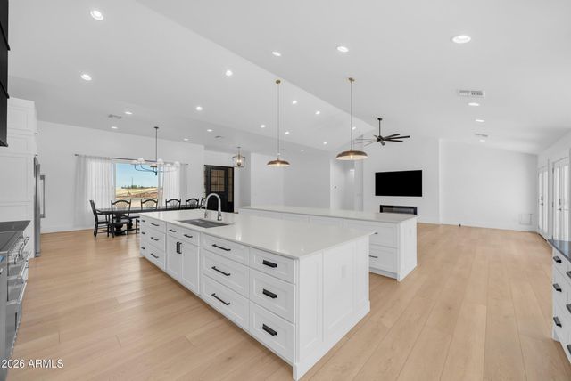 2265 E BONANZA Road, Gilbert, AZ 85297