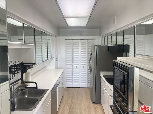 1025 N Kings Road 313, West Hollywood, CA 90069