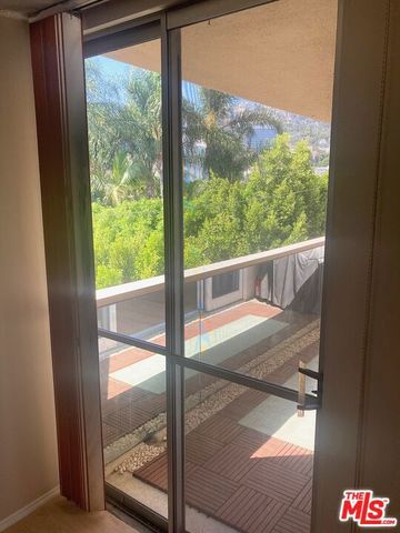 1025 N Kings Road 313, West Hollywood, CA 90069