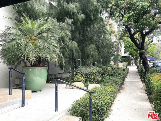 1025 N Kings Road 313, West Hollywood, CA 90069