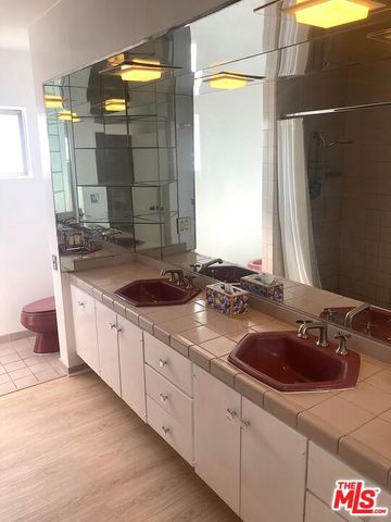 1025 N Kings Road 313, West Hollywood, CA 90069