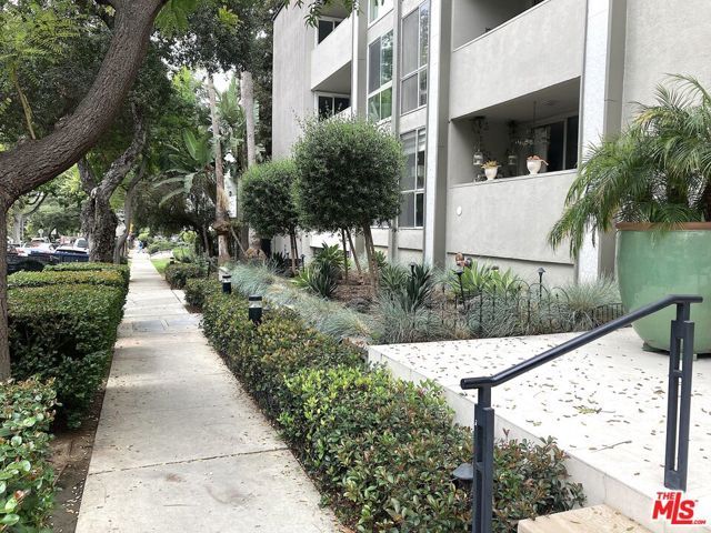 1025 N Kings Road 313, West Hollywood, CA 90069