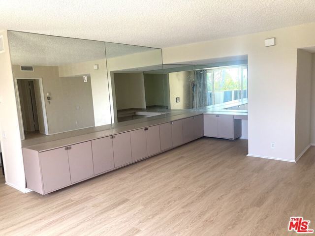 1025 N Kings Road 313, West Hollywood, CA 90069