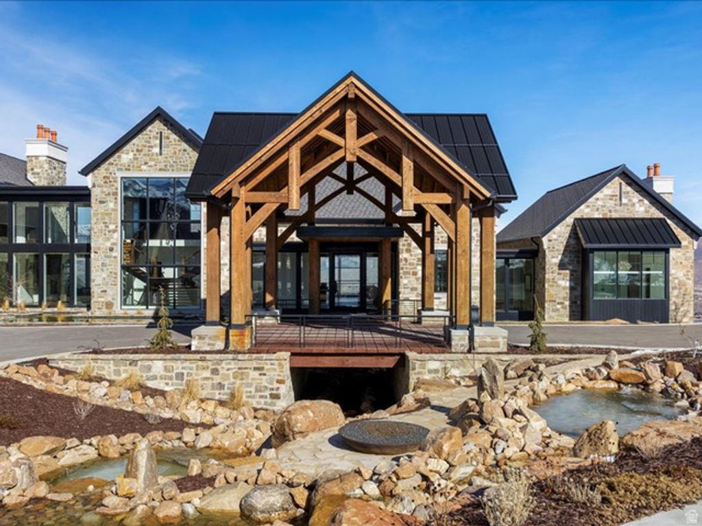 Image 2 of property listing at 5734 E LEWIS POINT CIR, Huntsville, UT 84317