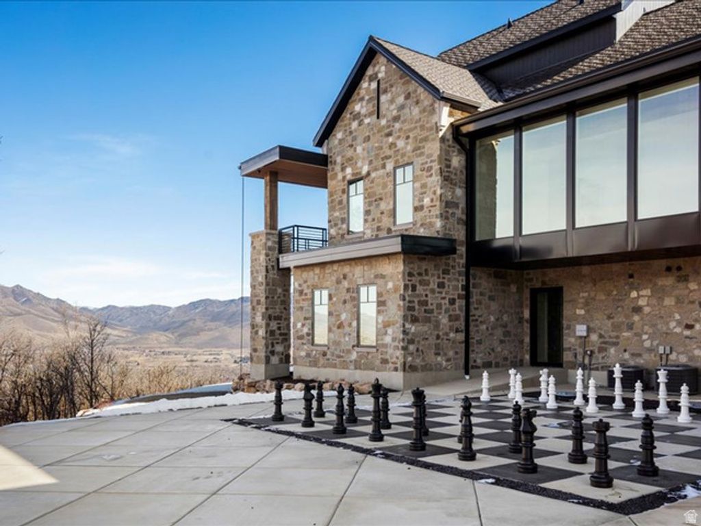 Image 107 of property listing at 5734 E LEWIS POINT CIR, Huntsville, UT 84317