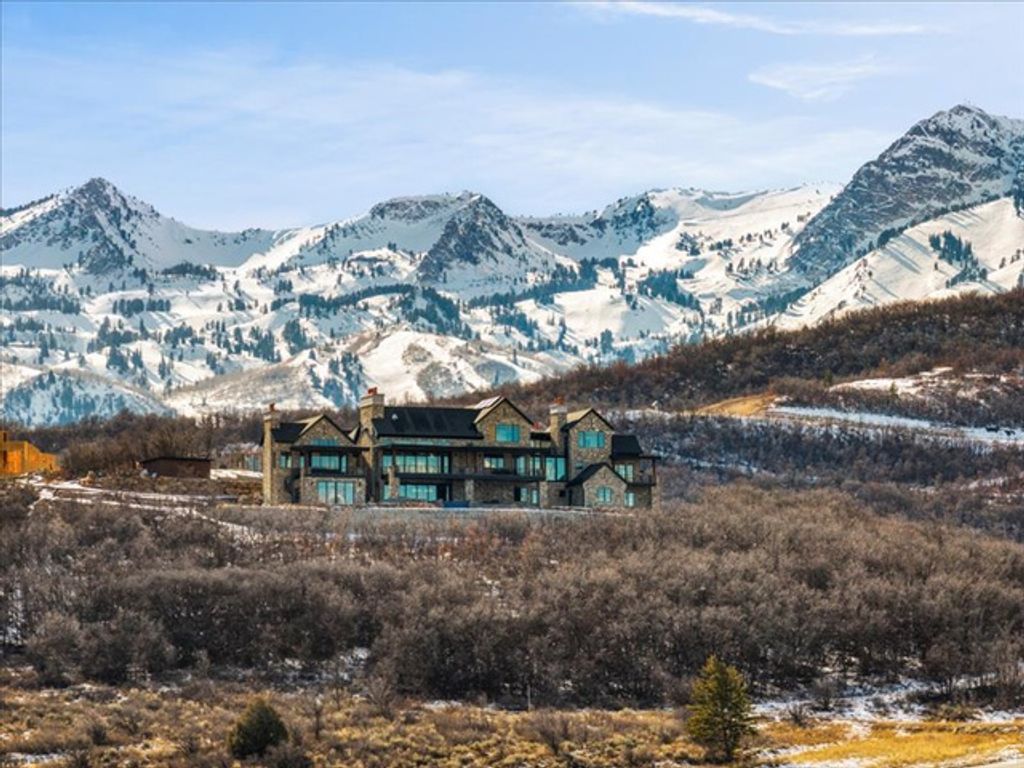 Image 121 of property listing at 5734 E LEWIS POINT CIR, Huntsville, UT 84317