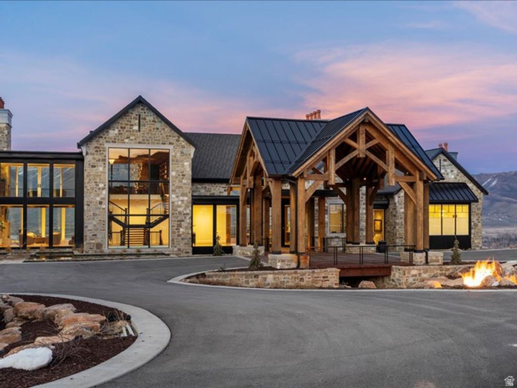 Image 3 of property listing at 5734 E LEWIS POINT CIR, Huntsville, UT 84317