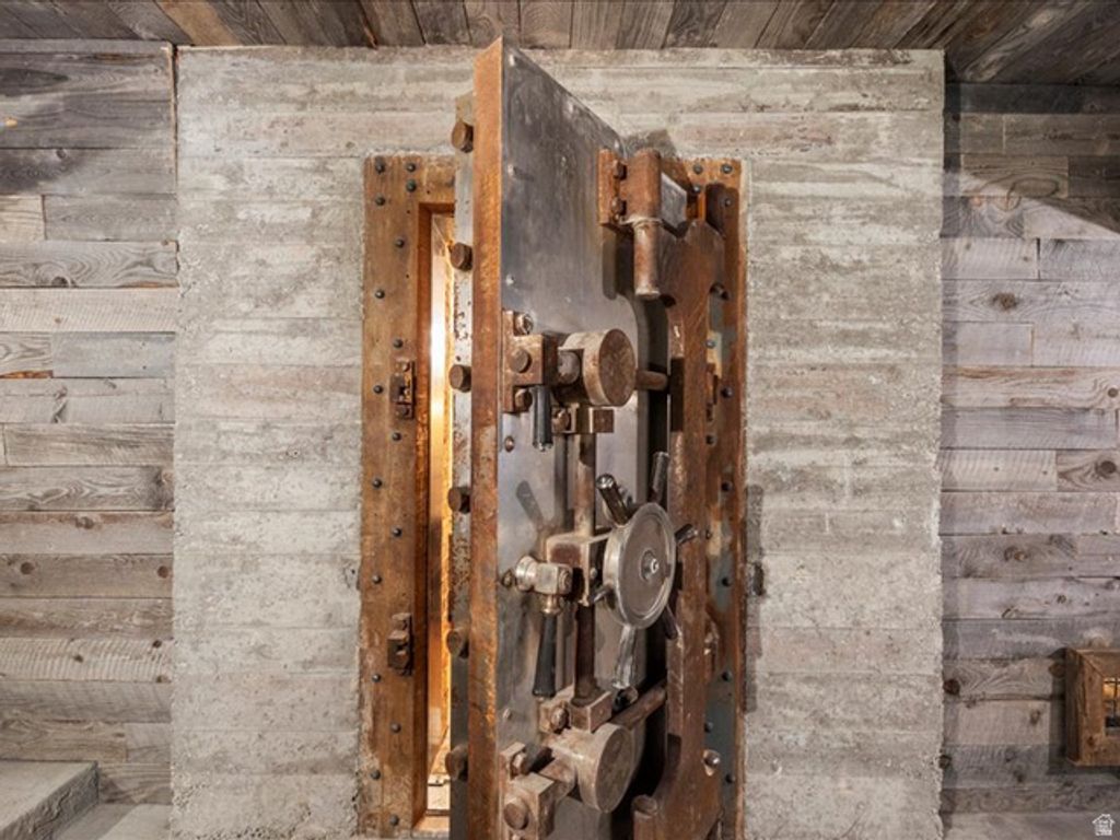 Image 85 of property listing at 5734 E LEWIS POINT CIR, Huntsville, UT 84317