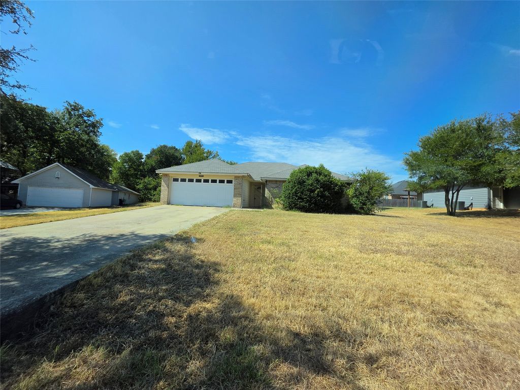 6204 Kelly Drive, Granbury, TX 76048 — exterior