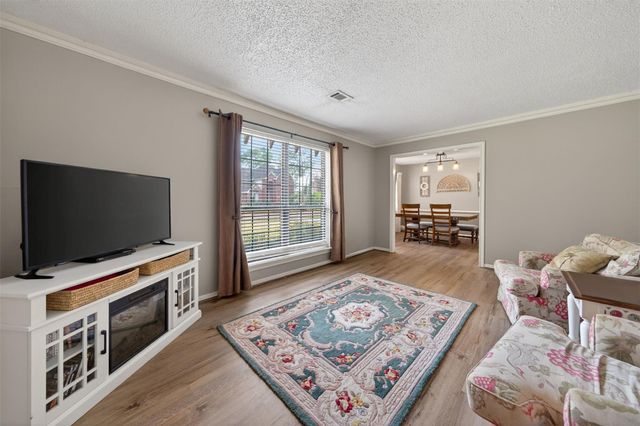 5934 Theall Road, Houston, TX 77066