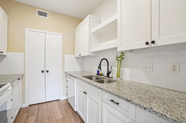 3550 Country Square Drive 201, Carrollton, TX 75006