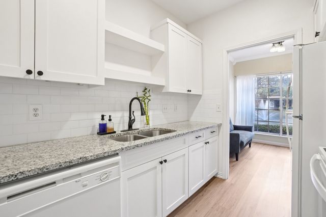 3550 Country Square Drive 201, Carrollton, TX 75006