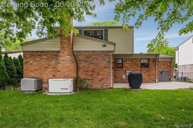 34062 Inverarry Court, Sterling Heights, MI 48312