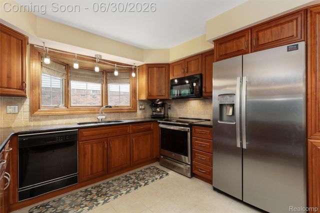 34062 Inverarry Court, Sterling Heights, MI 48312