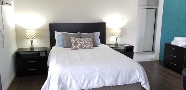 1000 NE 17TH Court, Fort Lauderdale, FL 33305