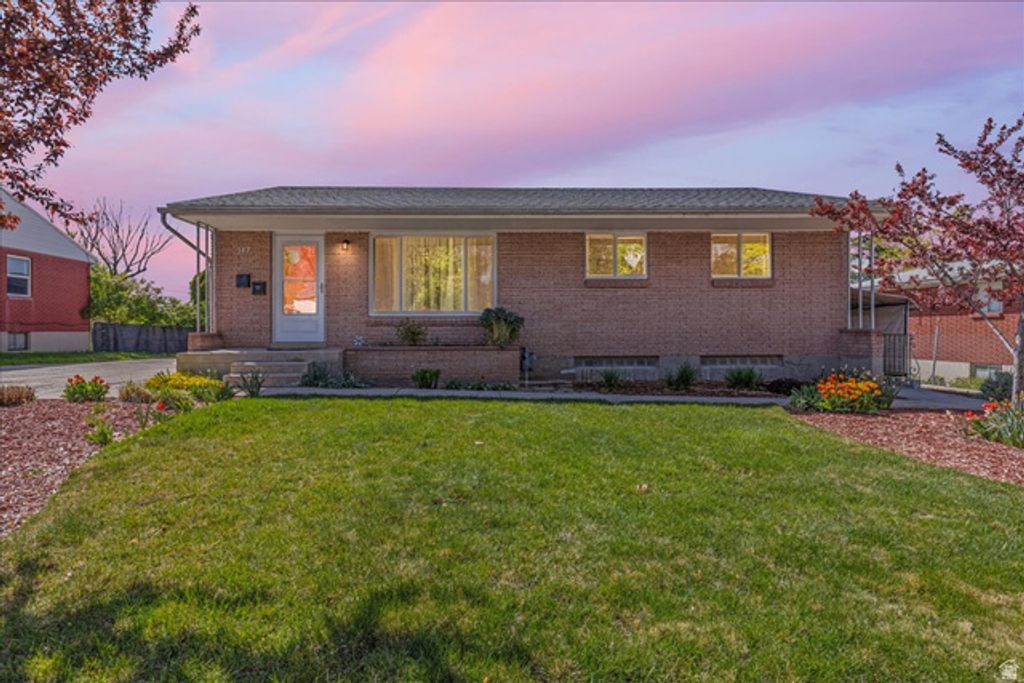 Image 1 of property listing at 187 N PINEHURST AVE, Tooele, UT 84074