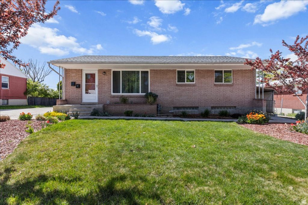 Image 2 of property listing at 187 N PINEHURST AVE, Tooele, UT 84074