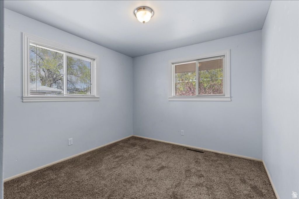 Image 14 of property listing at 187 N PINEHURST AVE, Tooele, UT 84074