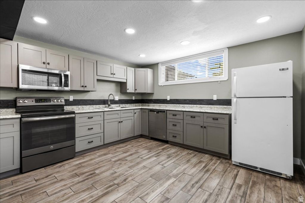 Image 19 of property listing at 187 N PINEHURST AVE, Tooele, UT 84074