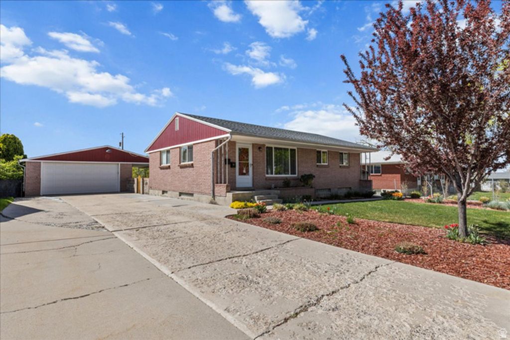 Image 3 of property listing at 187 N PINEHURST AVE, Tooele, UT 84074