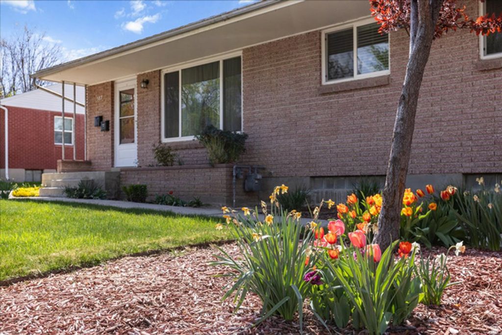Image 4 of property listing at 187 N PINEHURST AVE, Tooele, UT 84074