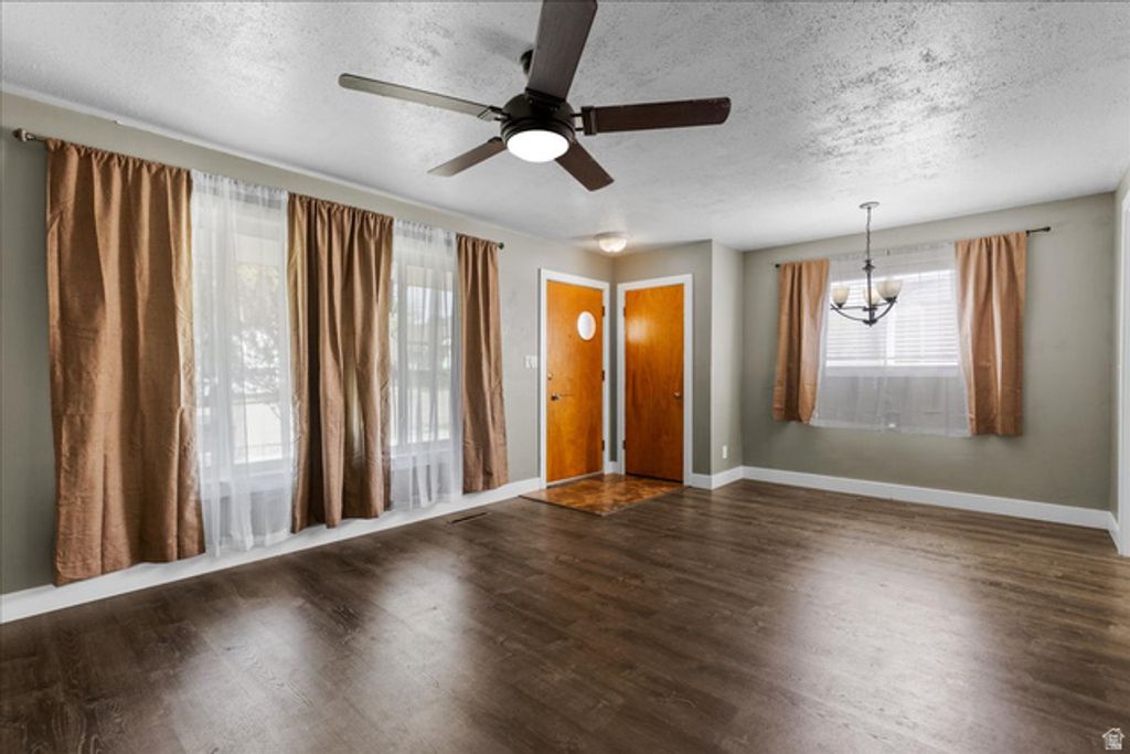 Image 5 of property listing at 187 N PINEHURST AVE, Tooele, UT 84074