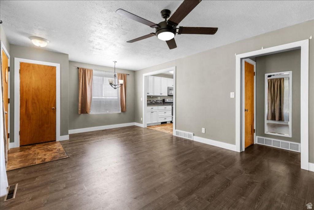 Image 6 of property listing at 187 N PINEHURST AVE, Tooele, UT 84074