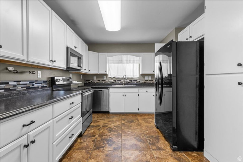 Image 7 of property listing at 187 N PINEHURST AVE, Tooele, UT 84074