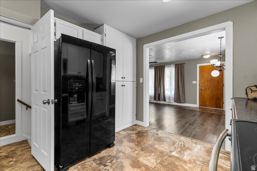 Image 9 of property listing at 187 N PINEHURST AVE, Tooele, UT 84074