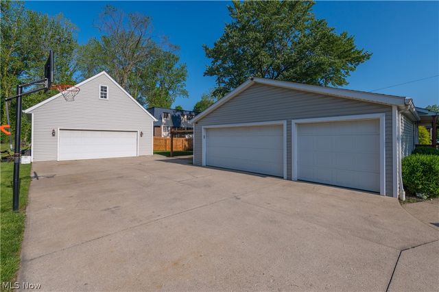 700 Harris Road, Sheffield Lake, OH 44054