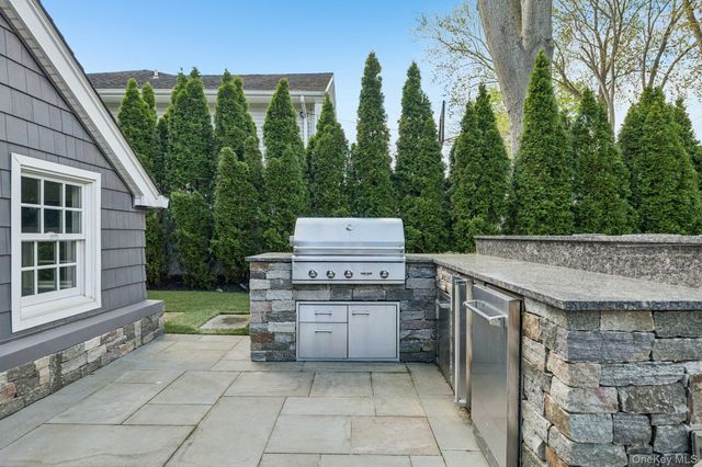 155 Bengeyfield Drive, East Williston, NY 11596