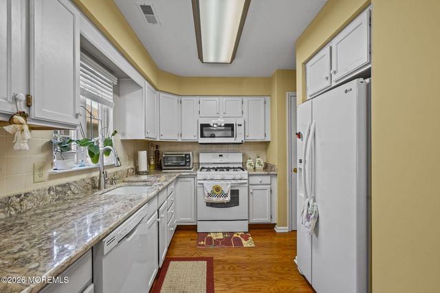5 Grosunor Court, Jackson, NJ 08527