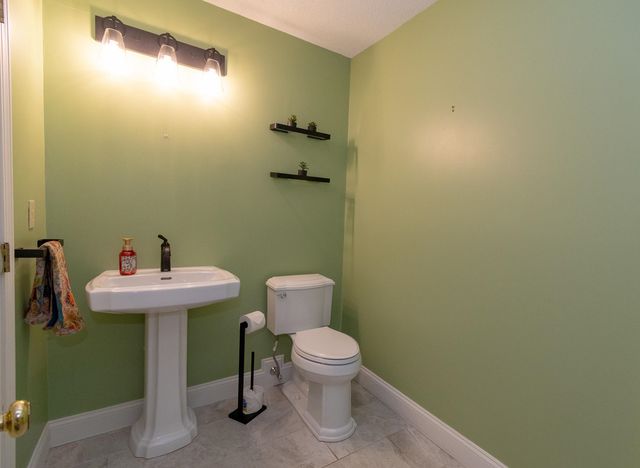 152 Straw Hill Road, Manchester, NH 03104