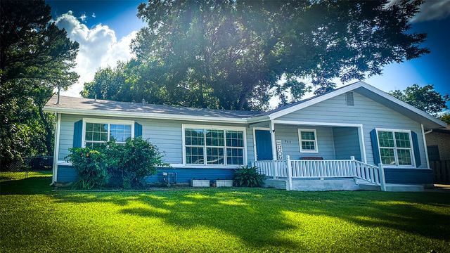 909 Baird Street, Cleburne, TX 76033