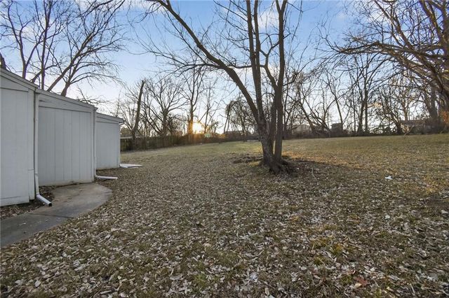 405 S BELLEMERE Road, Blue Springs, MO 64015