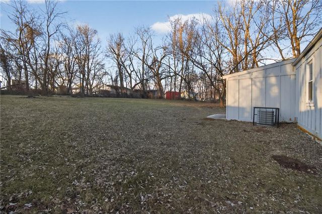 405 S BELLEMERE Road, Blue Springs, MO 64015