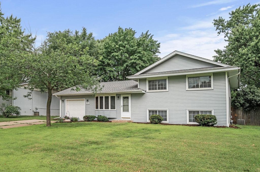 10632 Arrowhead Street NW, Coon Rapids, MN 55433