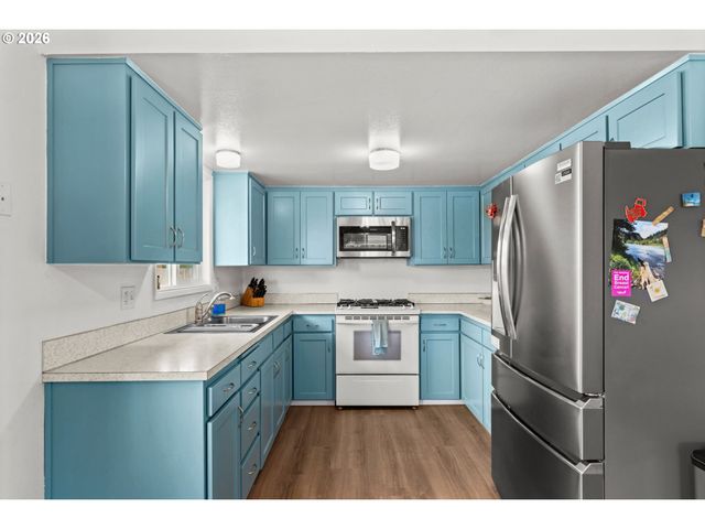 29334 MEADOWVIEW Rd, Junction City, OR 97448