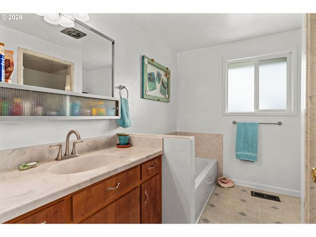 29334 MEADOWVIEW Rd, Junction City, OR 97448