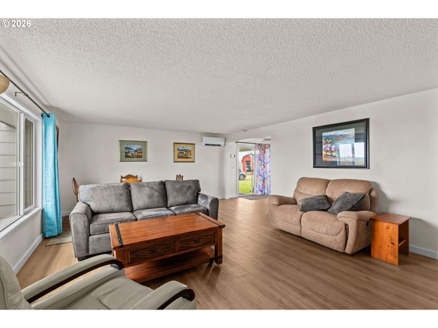 29334 MEADOWVIEW Rd, Junction City, OR 97448