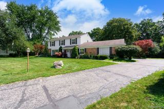 2377 Williamstown Court, Bloomfield Charter Township, MI 48304