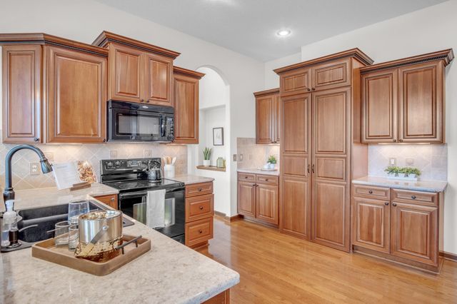 611 Autumn Glen Ct, Newton, KS 67114