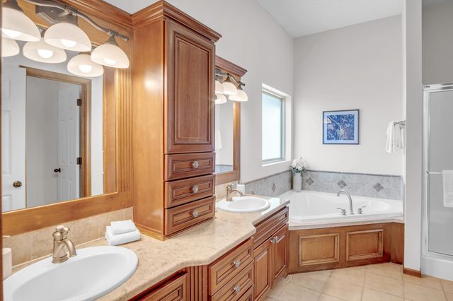 611 Autumn Glen Ct, Newton, KS 67114