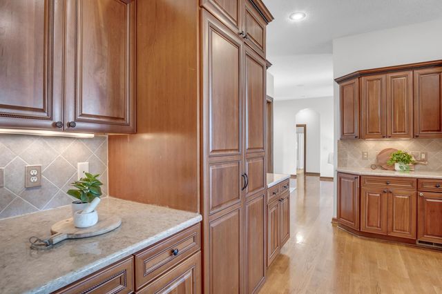 611 Autumn Glen Ct, Newton, KS 67114