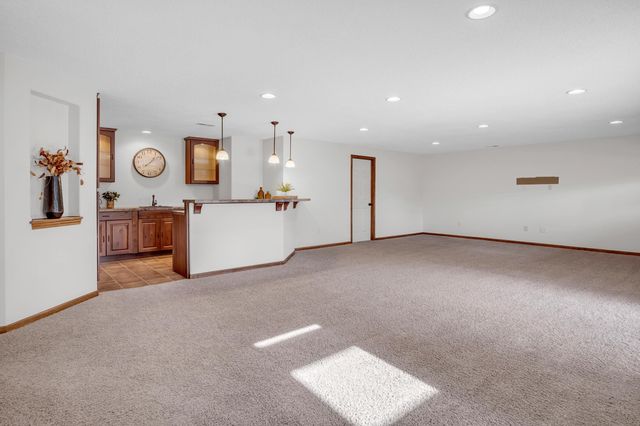 611 Autumn Glen Ct, Newton, KS 67114