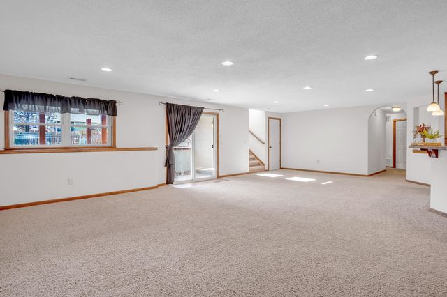 611 Autumn Glen Ct, Newton, KS 67114