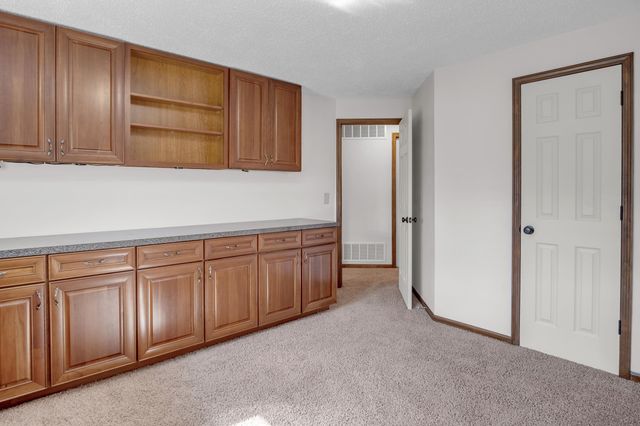 611 Autumn Glen Ct, Newton, KS 67114