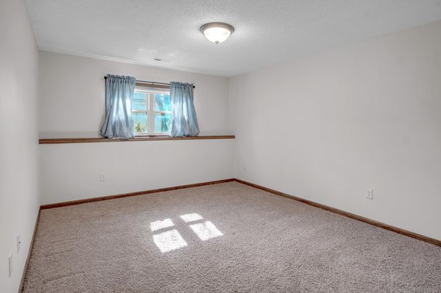 611 Autumn Glen Ct, Newton, KS 67114