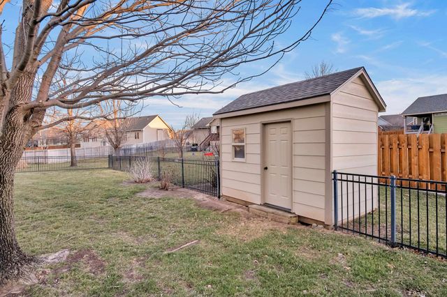 611 Autumn Glen Ct, Newton, KS 67114