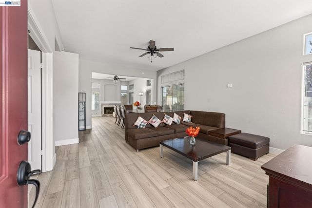 250 Fox Meadow Ct, Tracy, CA 95376
